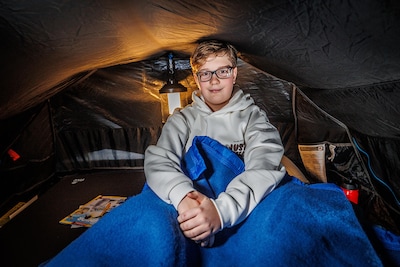 Echte bikkel, net als zijn overleden vader: Stan (11) slaapt met -10 in tentje voor papa en zijn dementerende opa