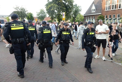 Politie houdt 5 mensen aan en weert groep onruststokers van buiten Didam bij asielprotest