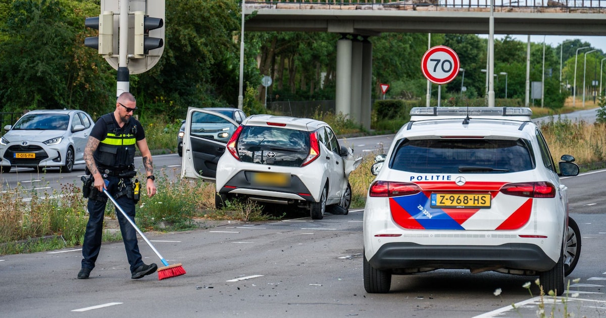 Auto’s botsen op kruising in Breda, politie sluit tijdelijk een rijstrook