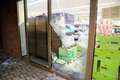 Onderzoek gestart naar rellende jongeren: politie bekogeld en supermarkt aan gort
