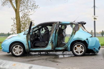 Elektrische auto vliegt in brand onder laadstation langs A2