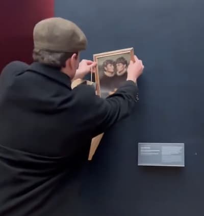 TikTokkers hangen eigen kunstwerk op in zwaar beveiligd Louvre