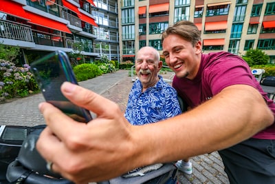Internethit Thijmen raakt met ontroerende video’s uit het woonzorgcentrum miljoenen mensen