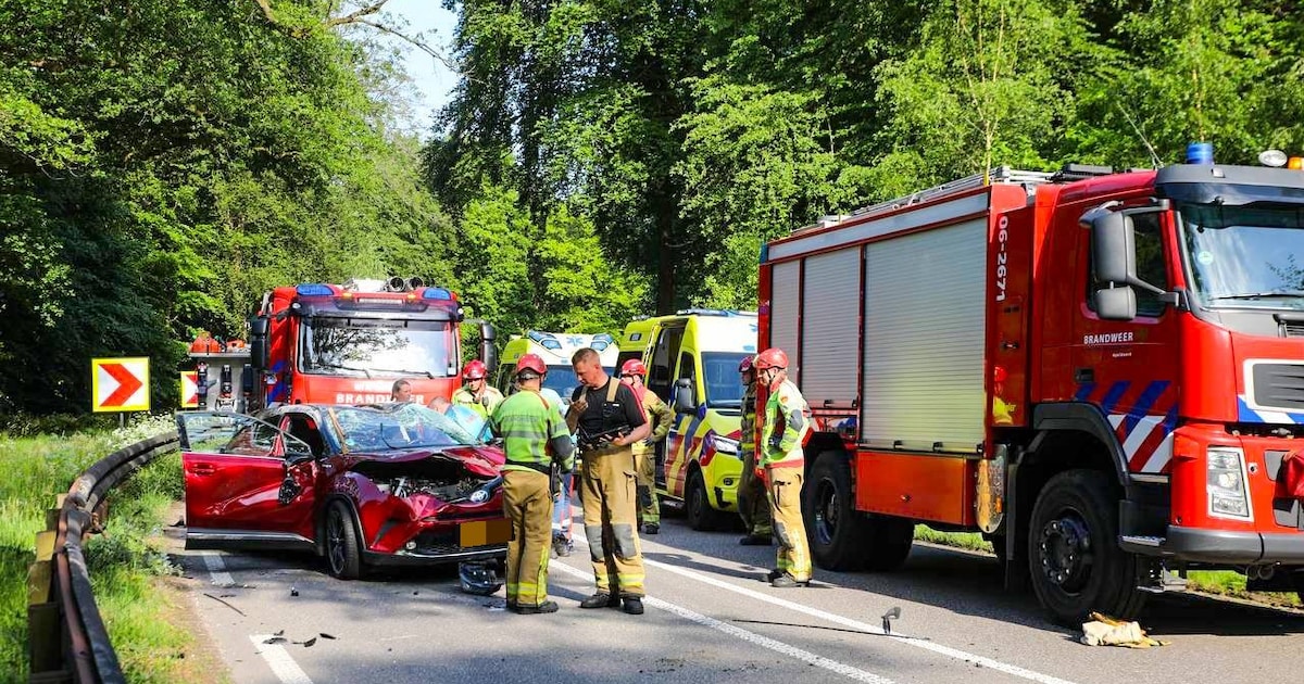 Twee gewonden en veel schade door harde botsing op N344 bij Apeldoorn