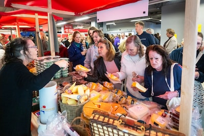 Dringen bij opening Markthal op Marktplein Geitenkamp: ‘Ze verkopen appels, geen Apples!’