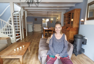 Trappen en trapjes verbinden de ruimtes in dit royale appartement mét groot dakterras