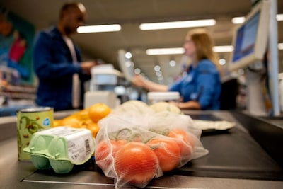 Albert Heijn start proef met ‘Schijf van Vijf‑kassa’s’ in testwinkels: appels in plaats van chocola