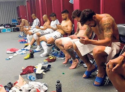 Trainer Rick Kruys waarschuwt voor telefoongebruik bij spelers: ‘Die schermen slopen je concentratie’
