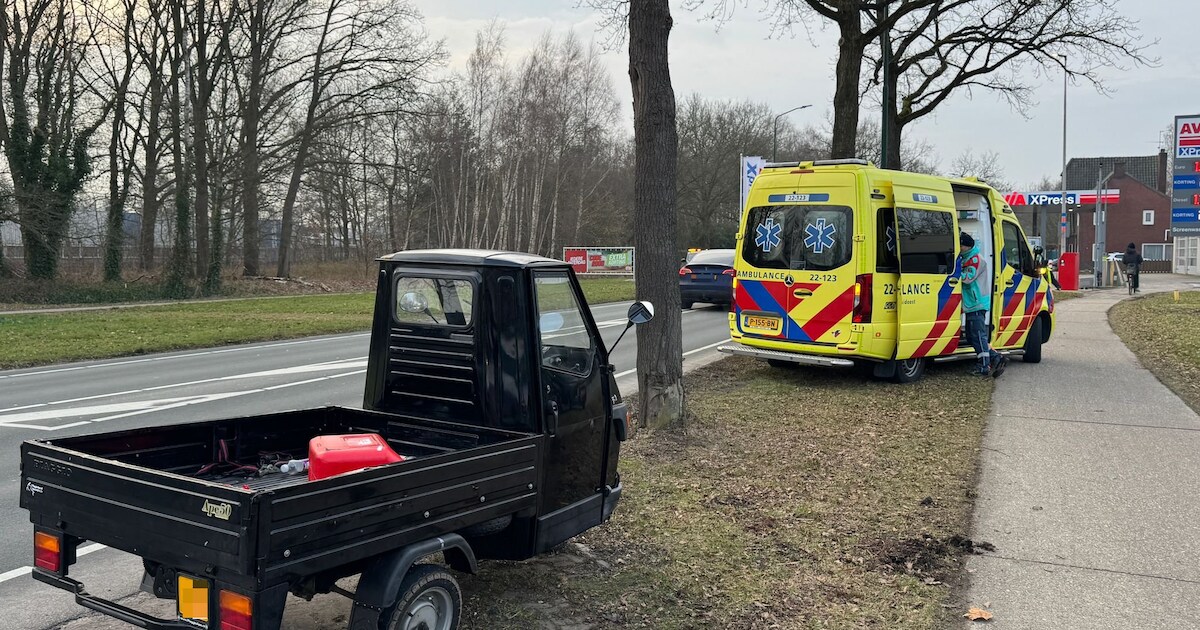 Piaggio Pick-Up rijdt achterop auto in Beek en Donk: bestuurder heeft gezichtsletsel