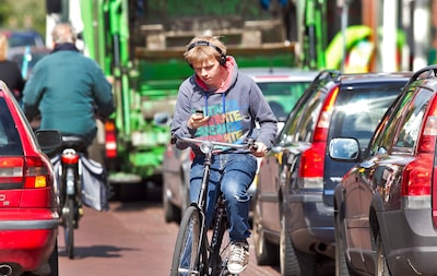 Bellend over straat zwalken en als een bezetene fietsen, wegpiraten en trottoirbotsers zijn grote er