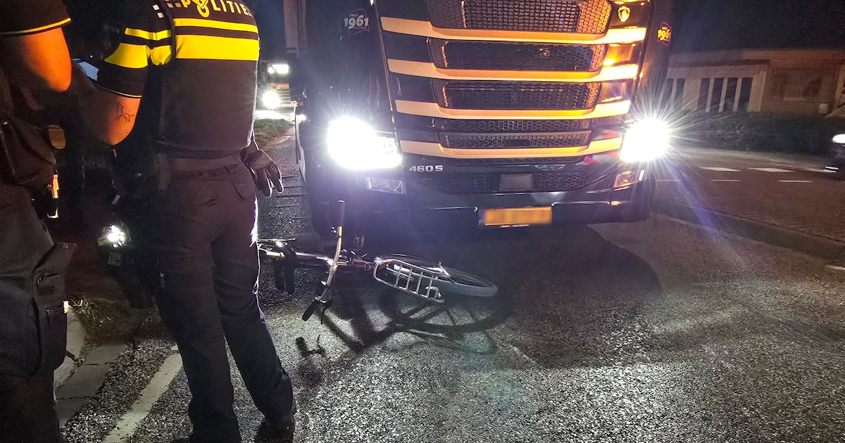 Fietser gewond aan benen na ongeluk met vrachtwagen