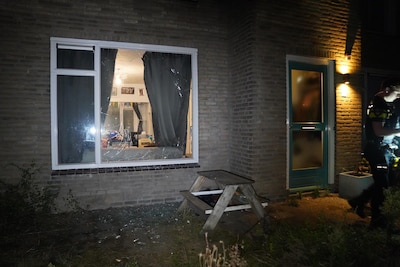 Explosie bij woning in Oss: ruit volledig aan diggelen, gezin met kinderen blijft ongedeerd