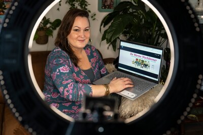 Haar dochter moest acht maanden wachten op therapie, daarom bedacht Lucia zelf een oplossing