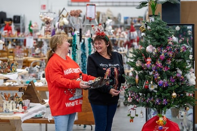 Kerstshoppen voor een prikkie bij de kringloopwinkel: ‘Ik wens dit jaar een Hollister-jas’