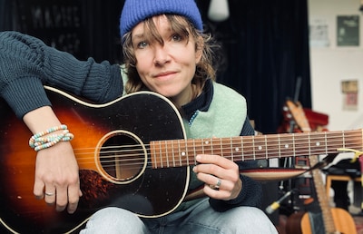 Singer-songwriter Marike Jager geeft solo-optreden in intieme theatersetting