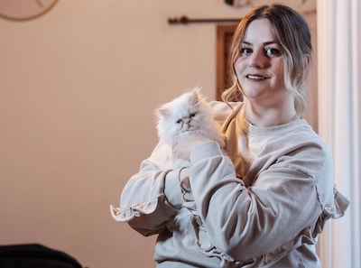 Kitten gedumpt in hamsterkooi naast de weg, dierenvriend Sabrina vangt de kleine liefdevol op: ‘Wie doet zoiets?’
