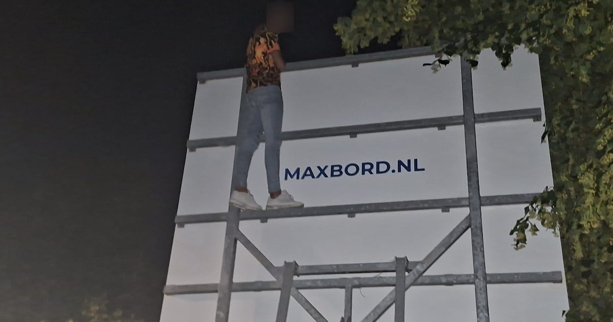 Dronken man klimt op metershoog informatiebord in Apeldoorn en belt vervolgens zelf de brandweer