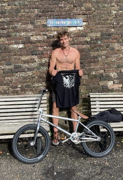 Stunt met BMX gaat bijna mis: ‘Ik wil heel graag sorry zeggen tegen die mevrouw’