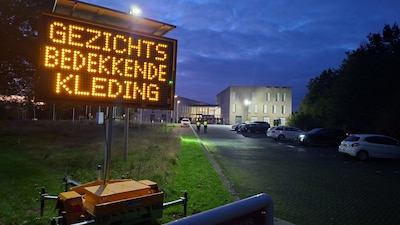 Raadsleden in afgeschermd gemeentehuis voor vergadering over asielzoekers: ‘Alle deuren op slot’