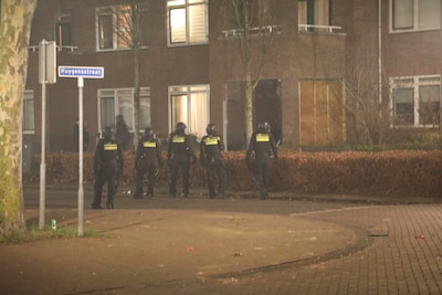 Jongeren in Ede gooiden vuurwerk naar elkaar en tegen huizen: ‘Moeders haalden hun kinderen op’