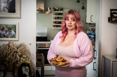 Koekjesverkoper Safira krijgt seksistische opmerkingen van twee mannen: ‘Ging met mijn rug tegen een paal staan’