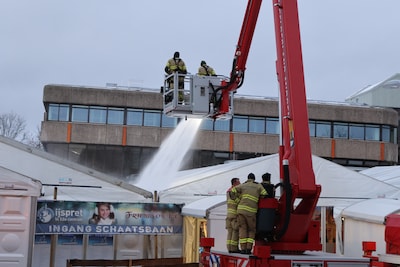 Het dak van de schaatsbaan in Ede dreigde het even te begeven door het dikke pak sneeuw