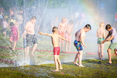 Brandweer zorgt voor waterpret in dorpen en steden tijdens warme dag, Avondvierdaagse aangepast