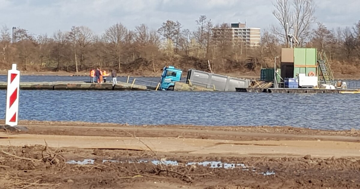 ‘Natte voeten’ voor vrachtwagen in plas bij Groenekan