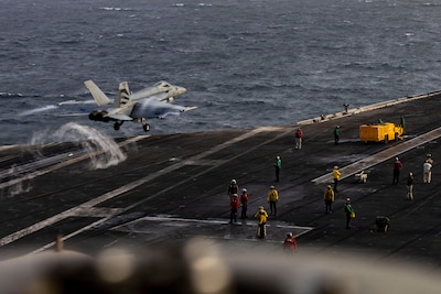 USS Lincoln keert terug na logistieke puinhoop in Golf van Oman, maar laat daardoor gat achter in Azië