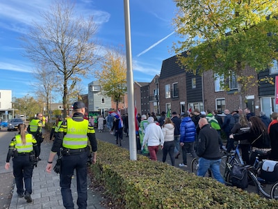 Protest tegen asielopvang in Eibergen verloopt rustig, politie massaal aanwezig