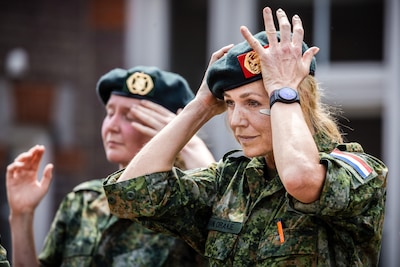 Máxima rondt eerste deel van militaire opleiding af, Amalia en Ariane als verrassing bij ceremonie