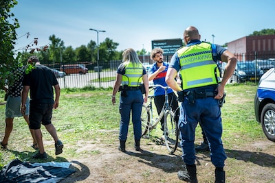 Gefrustreerde asielzoekers balen van strenge regels in Ter Apel: biertje drinken op het gras mag niet