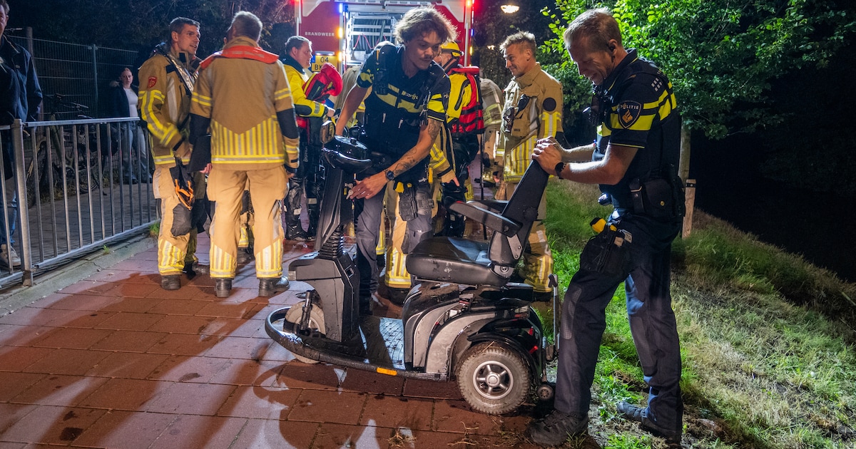 Brandweer zoekt in sloot na melding over scootmobiel in het water in Nieuwegein