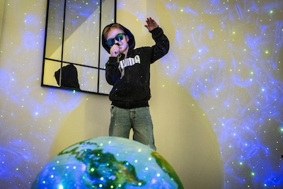 Dylan (6) staat net als rapper Ye in GelreDome op een ruimte