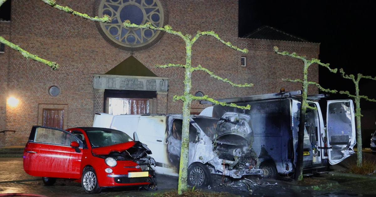 Drie voertuigen verloren gegaan door brand in Ammerzoden, politie houdt rekening met brandstichting