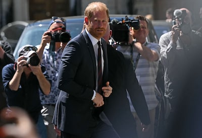 Prins Harry en Elton John verliezen rechtszaak tegen uitgever van tabloid Daily Mail wegens privacy schending