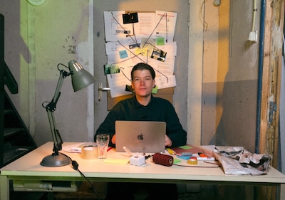 Als Lars het duistere leven van zijn vriend Mark S. ontdekt, staat hij te trillen op zijn benen