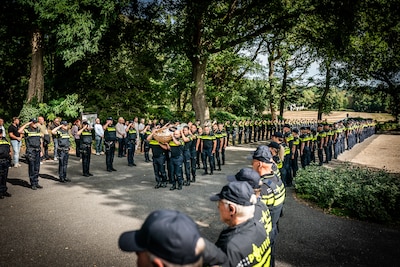Politie geeft indrukwekkend eresaluut voor geliefde wijkagent Sandrie Dam