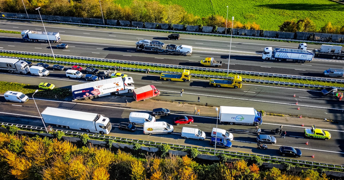 A50 afgesloten na ongeluk: verkeer wordt omgeleid.