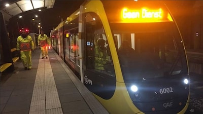 Taxibusje vast in trambaan: tramverkeer rond Utrecht Centraal tijdelijk gehinderd