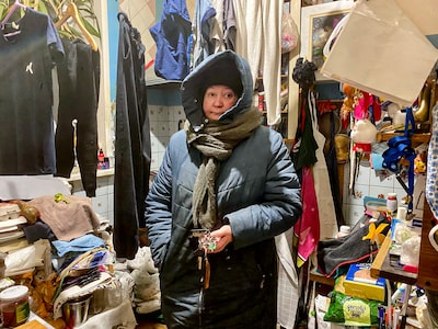 Inwoners Kyiv improviseren massaal tegen vrieskou: ‘Met 6 graden binnen houd je je jas maar aan’