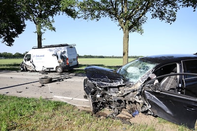 Weg vol brokstukken na ongeval op N277 bij Landhorst