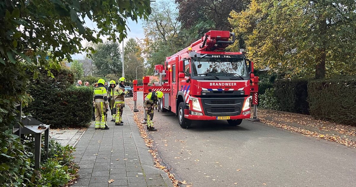 Brandweer blust kleine schoorsteenbrand op Lakenstraat in Wamel