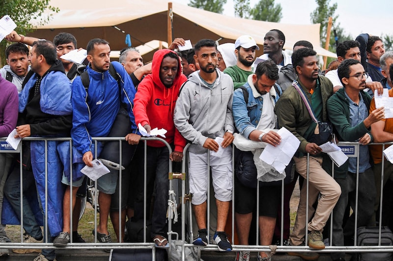 vluchtelingen-wachten-buiten-de-hoofdreceptie-in-ter-apel