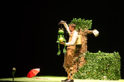 Goochelaar Jahon speelt familievoorstelling in openluchttheater De Pinkenberg in Rozendaal