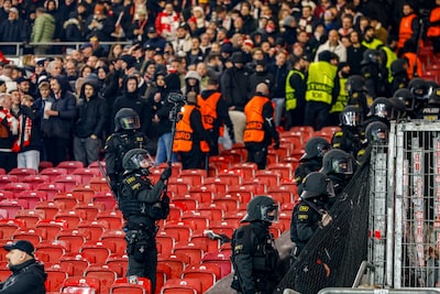 Zestien Feyenoord-supporters aangehouden in Stuttgart na vernielingen