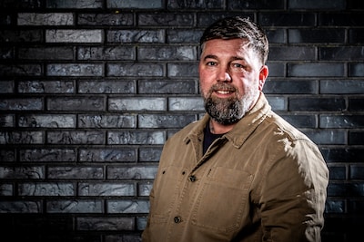 Theo Janssen (44) vult zijn dagen als huisvader, amateurcoach en analist, maar had liever Vitesse geholpen: ‘Ik kan en wil meer doen’