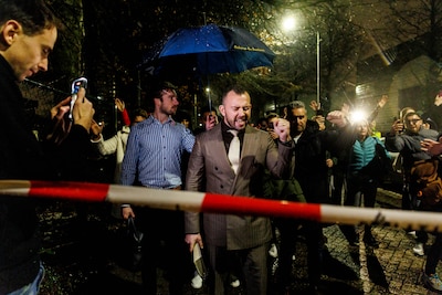 Hij zegt dementie te kunnen genezen en laat zich rondrijden in BMW: wie is opgepakte evangelist Tom de Wal?