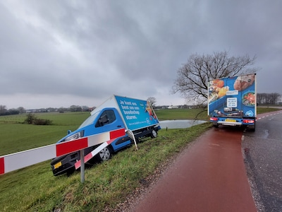 ‘Schat, de boodschappen komen later’; supermarktbusje rijdt van de dijk af