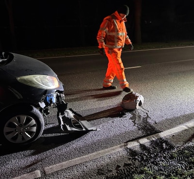 Video toont hoe twee mensen steen op straat leggen, vijftien seconden later rijdt Eileen eroverheen